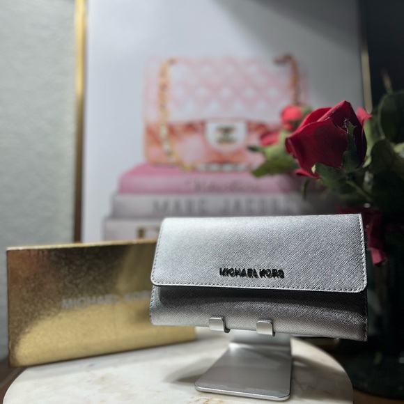 MICHAEL KORS NWOT JET SET TRAVEL SAFFIANO LEATHER LARGE TRIFOLD - Picture 4 of 12